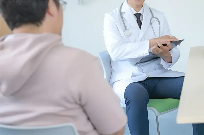 診察する医師